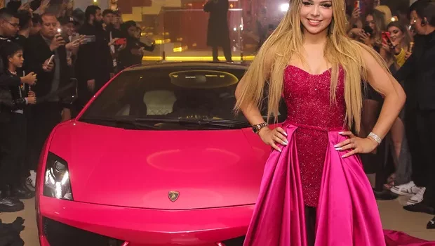 Melody ganha carrão de luxo de R$ 1,5 milhão em sua festa de 15 anos