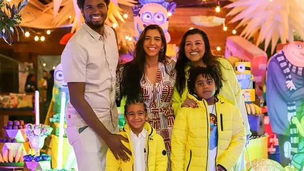 Regina Casé se reúne com a família para aniversário do neto, Brás