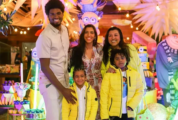 Regina Casé se reúne com a família para aniversário do neto, Brás