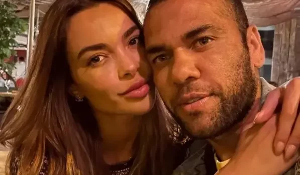 Ex-mulher de Daniel Alves deverá sair do casamento sem nada, afirma colunista