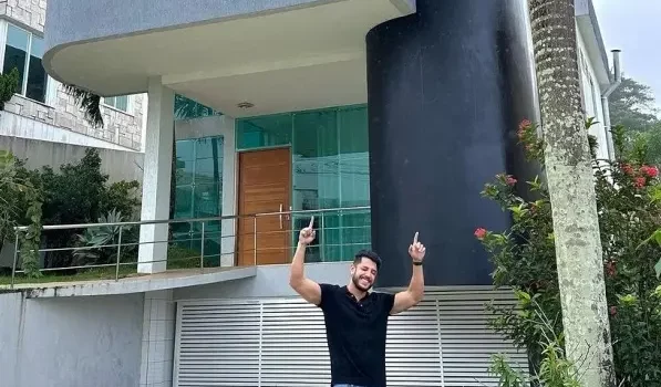 Kevi Jonny celebra compra da casa de R$ 3 milhões em Salvador