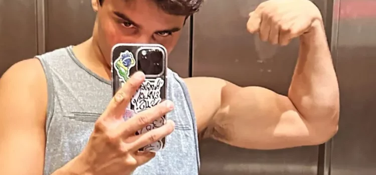 Filho de Ivete Sangalo exibe braço musculoso nas redes sociais