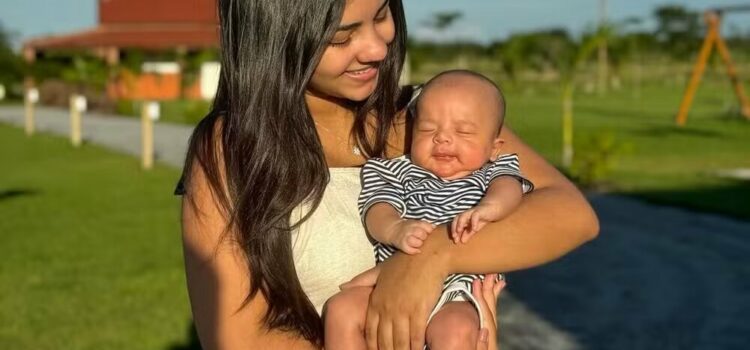Ary Mirelle posa com primeiro filho de João Gomes e web reage: “A cara da mamãe”