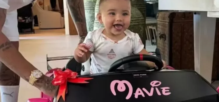 Neymar presenteia filha mais nova com mini Lamborghini rosa