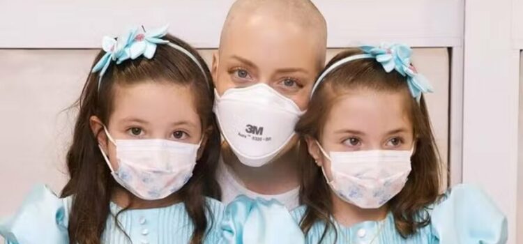 Fabiana Justus recebe surpresa ao ir a hospital com as filhas para tratamento contra câncer