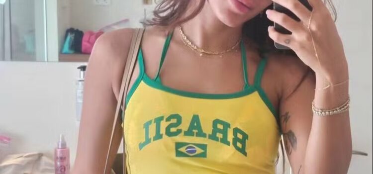 Anitta usa biquíni e saída de praia em homenagem ao Brasil