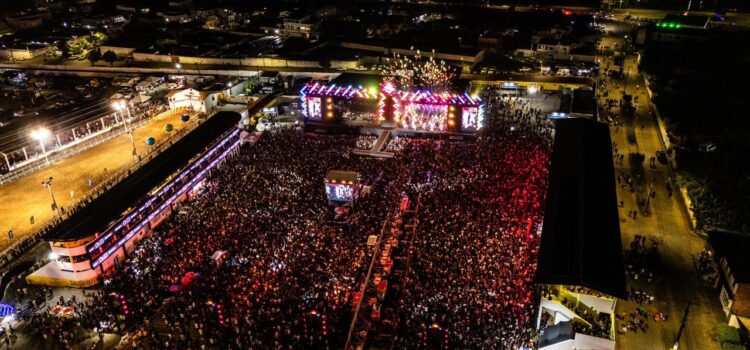 Vaquejada de Serrinha reúne 32 mil pessoas em primeira noite de festa