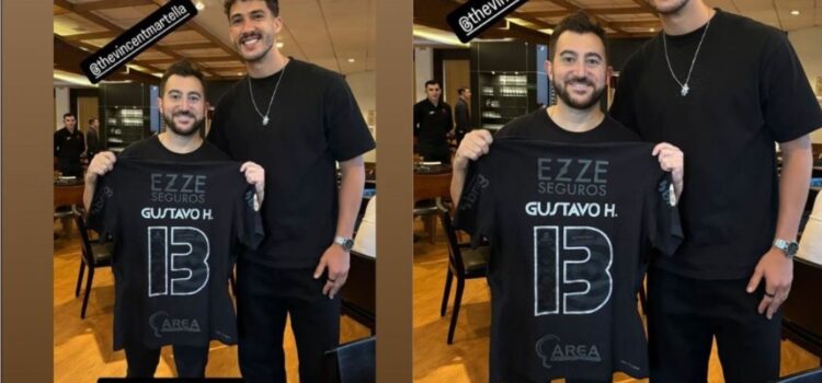 Ator de ‘Todo Mundo Odeia O Chris’ recebe camisa de jogador do Corinthians: “Meu novo amigo”