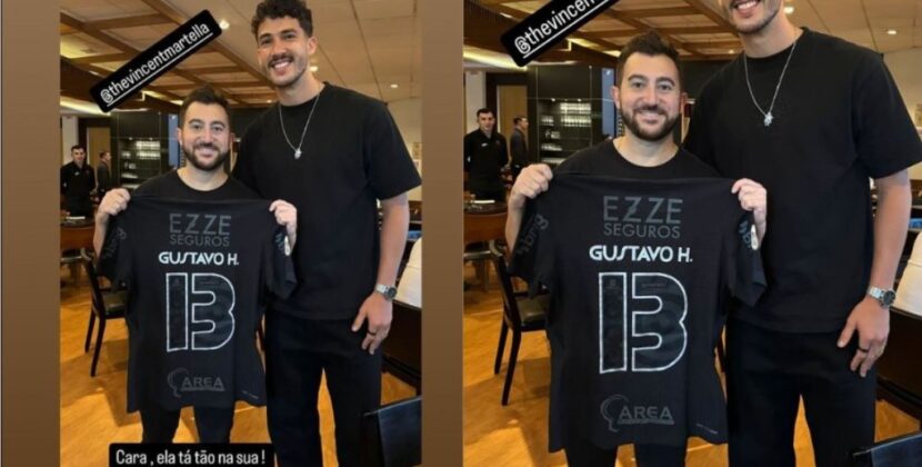 Ator de ‘Todo Mundo Odeia O Chris’ recebe camisa de jogador do Corinthians: “Meu novo amigo”