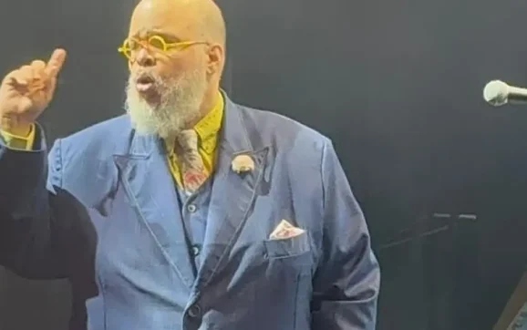 Ed Motta humilha funcionário durante show e é vaiado pelo público