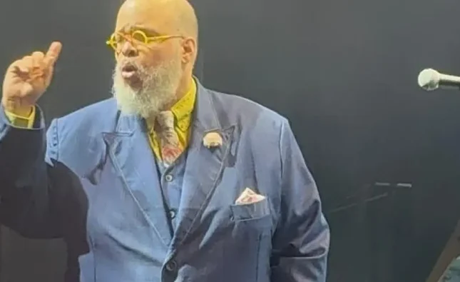 Ed Motta humilha funcionário durante show e é vaiado pelo público