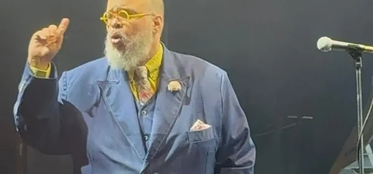 Ed Motta humilha funcionário durante show e é vaiado pelo público