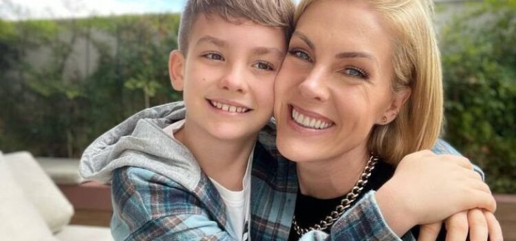 Ana Hickmann se emociona com primeiro dia de aula do filho e comete gafe