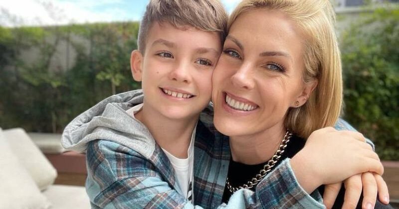 Ana Hickmann se emociona com primeiro dia de aula do filho e comete gafe