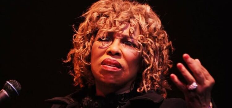 Conhecida pelo hit ‘Killing me softly with his song’, Roberta Flack morre aos 88 anos