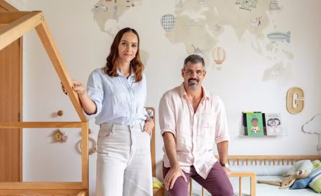 Juliano Cazarré e esposa mostram decoração de quarto de dois dos seis filhos